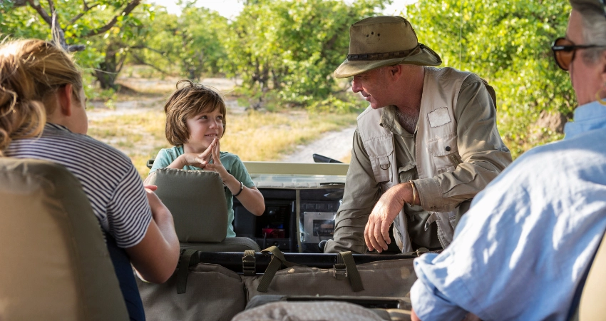 Touristen erkunden die Stadt mit einem lokalen Reiseleiter nach der Ankunft in Tansania Safari.